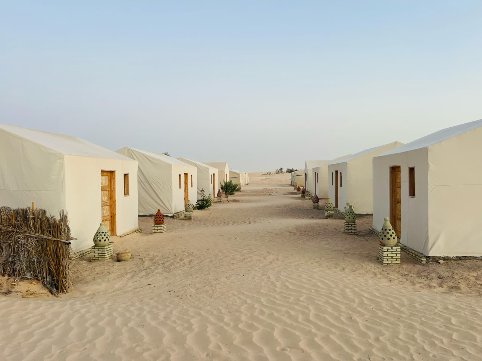 Une nuit complète au campement de Sabria — dîner sous les étoiles, un vrai lit sous une tente en toile, et les dunes juste à la porte.