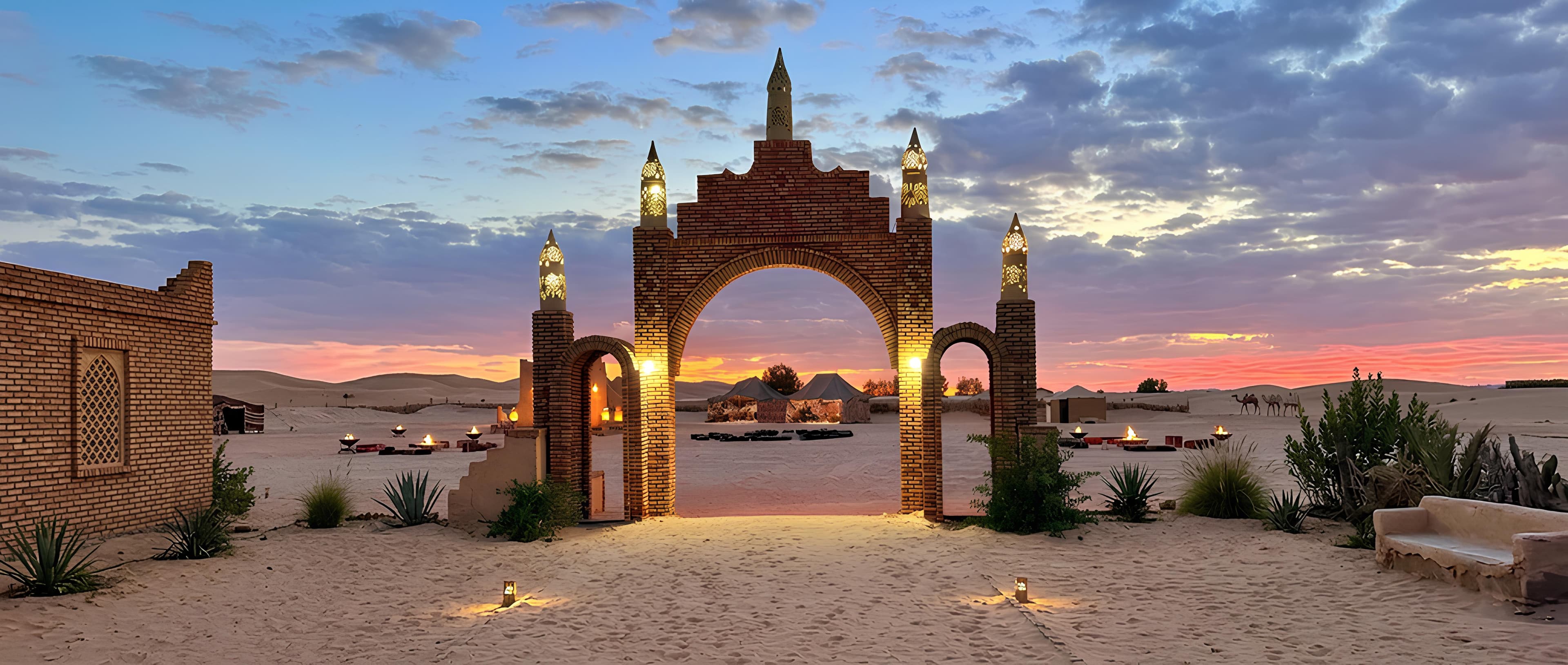 La porte de Sabria illuminée par les lanternes