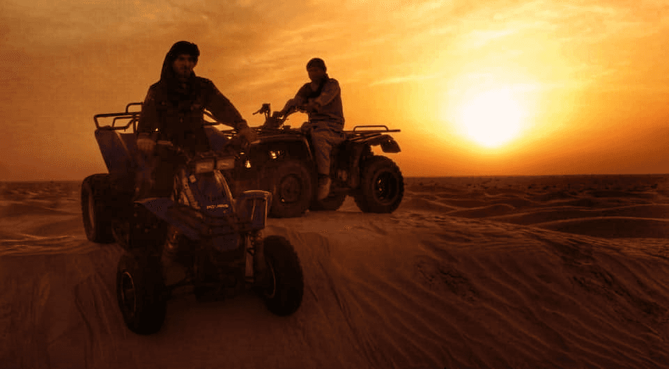 Quads traversant la mer de sable